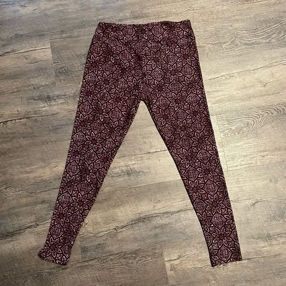 ⭐️4 for $10⭐️ Maroon Mandala  Leggings.  Women's Size Large / XL.  Buttery Soft. - Picture 4 of 6